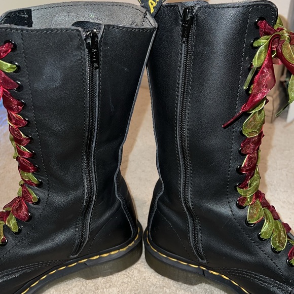 DR. MARTEN 14-eye Vonda Casual Boot! Roses and stems embroidered. Good condition - Picture 6 of 8